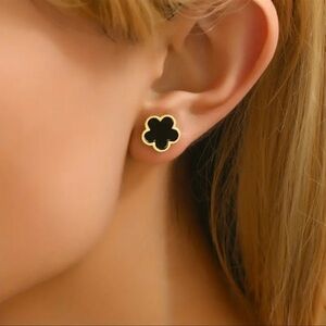 NEW Black and gold flower clover delicate stud earrings